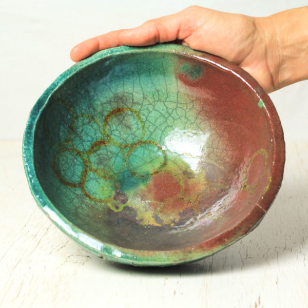 Ciotola raku verde smeraldo con parti color mattone e parti ocra